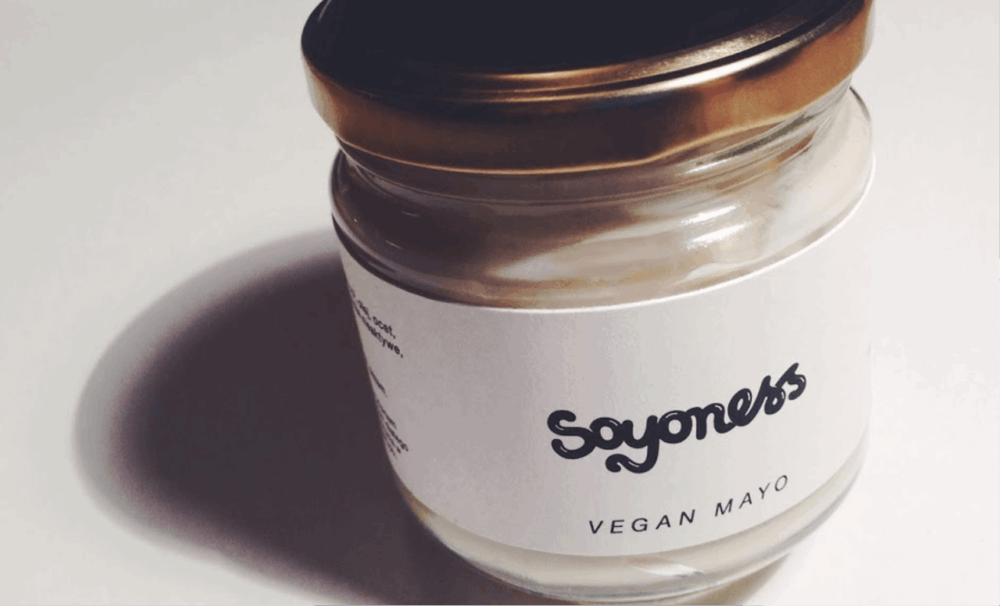Soyoness – opakowanie wegańskiego majonezu z minimalistyczną etykietą