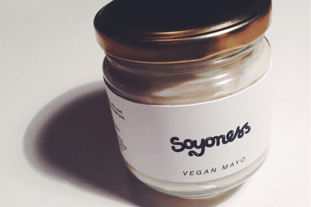 Soyoness – projekt etykiety wegańskiego majonezu na szklanym słoiku