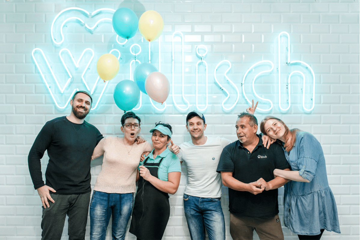 Willisch – neon z logo i fotografia zespołu marki lodowej