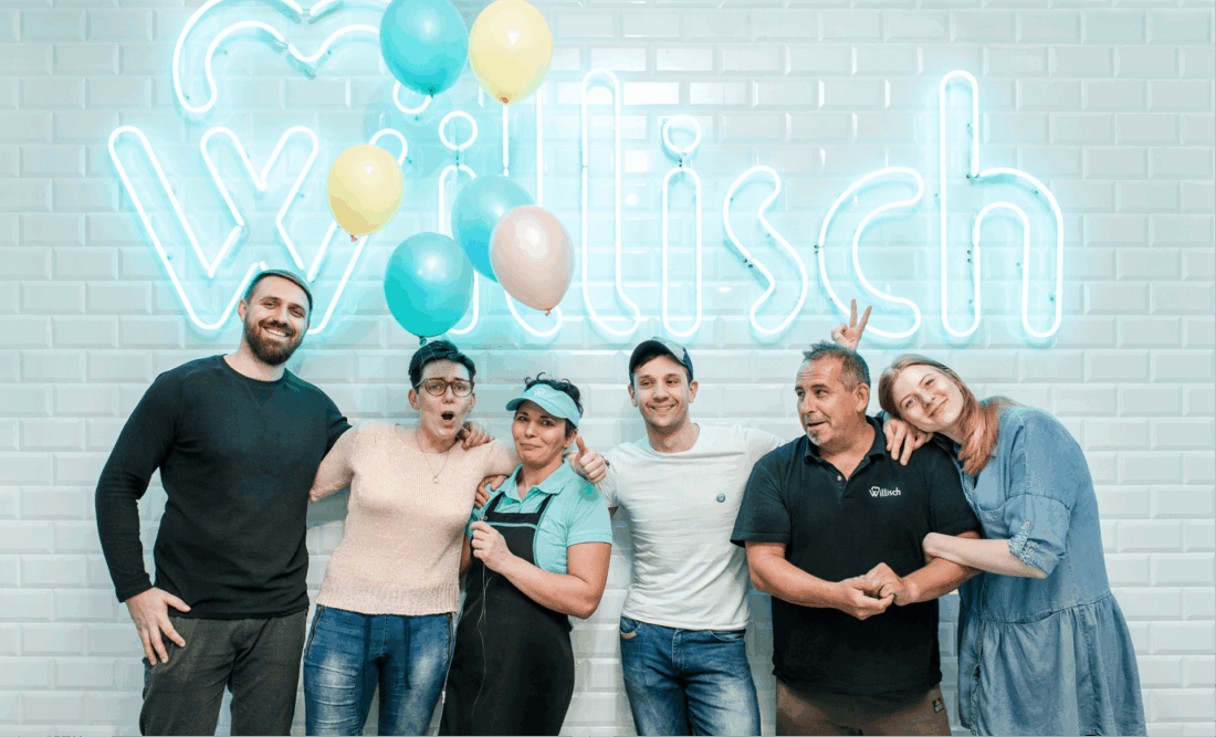 Willisch – zespół na tle neonu z logotypem marki lodowej