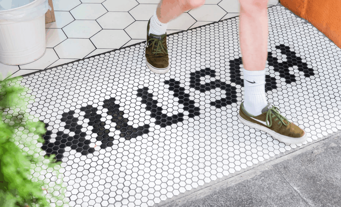 Willisch – logo marki ułożone z mozaiki przy wejściu do lodziarni