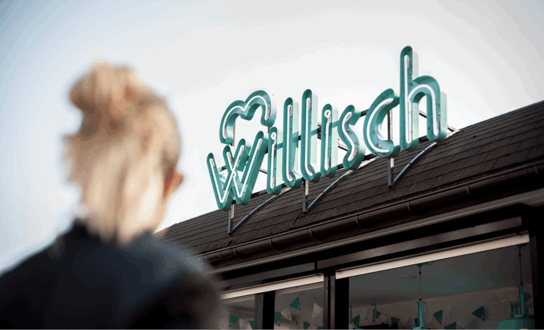 Willisch – neon z logotypem nad wejściem do lodziarni