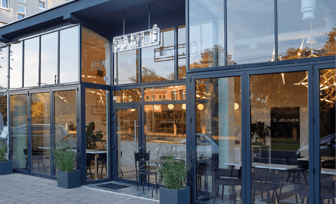 Parlé Patisserie – logo w formie neonu nad wejściem do piekarni