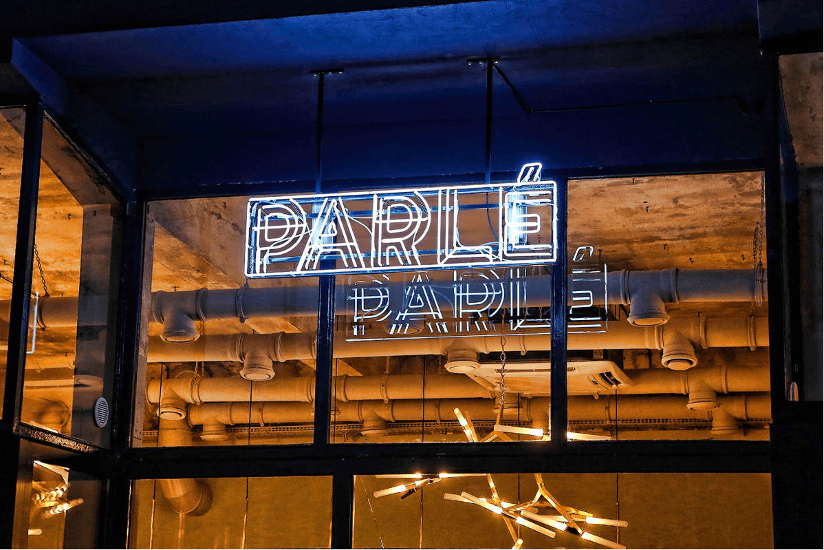 Parlé Patisserie – neon z logotypem w witrynie piekarni w Poznaniu