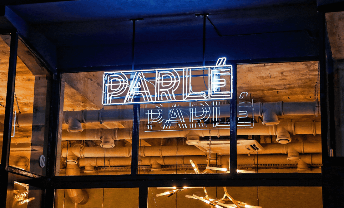 Parlé Patisserie – realizacja neonu z logotypem francuskiej piekarni