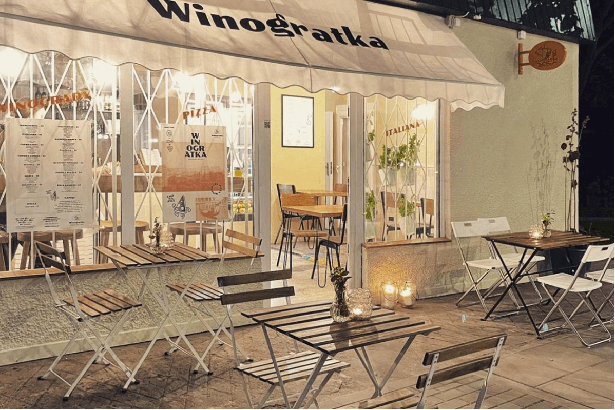 Winogratka – logo na markizie i witrynie pizzerii w Poznaniu