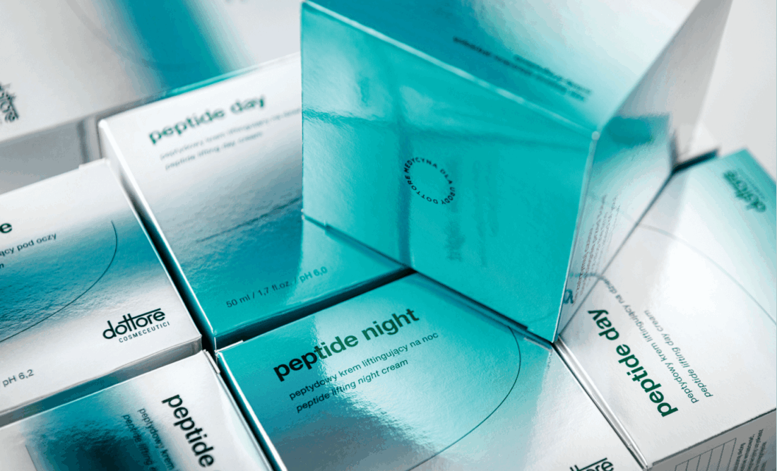 Dottore Peptide – projekt opakowań kosmetyków z lustrzanym wykończeniem i turkusowym gradientem