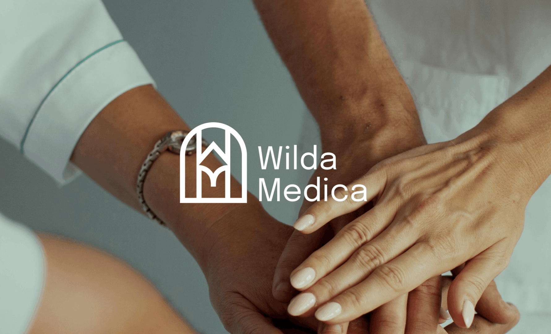 Wilda Medica – logo kliniki na tle fotografii dłoni podczas zabiegu