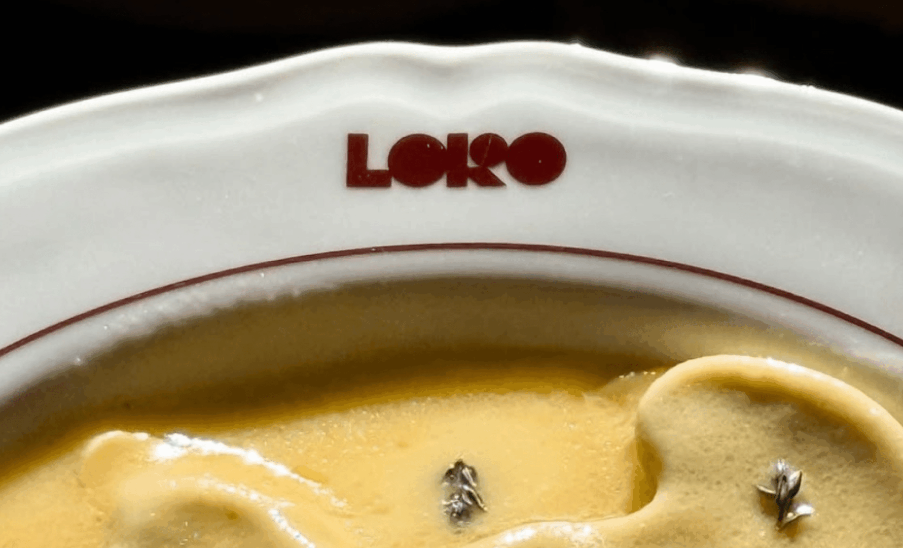 LORO – logo włoskiej restauracji na porcelanowym talerzu