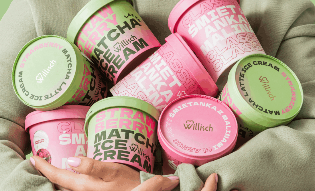 Willisch – różowe i zielone opakowania lodów Matcha Latte i Śmietanka z Maliną trzymane w rękach