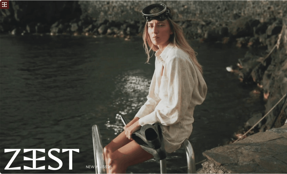 ZEST – kreacja kampanii modowej z modelką nad wodą i logotypem marki
