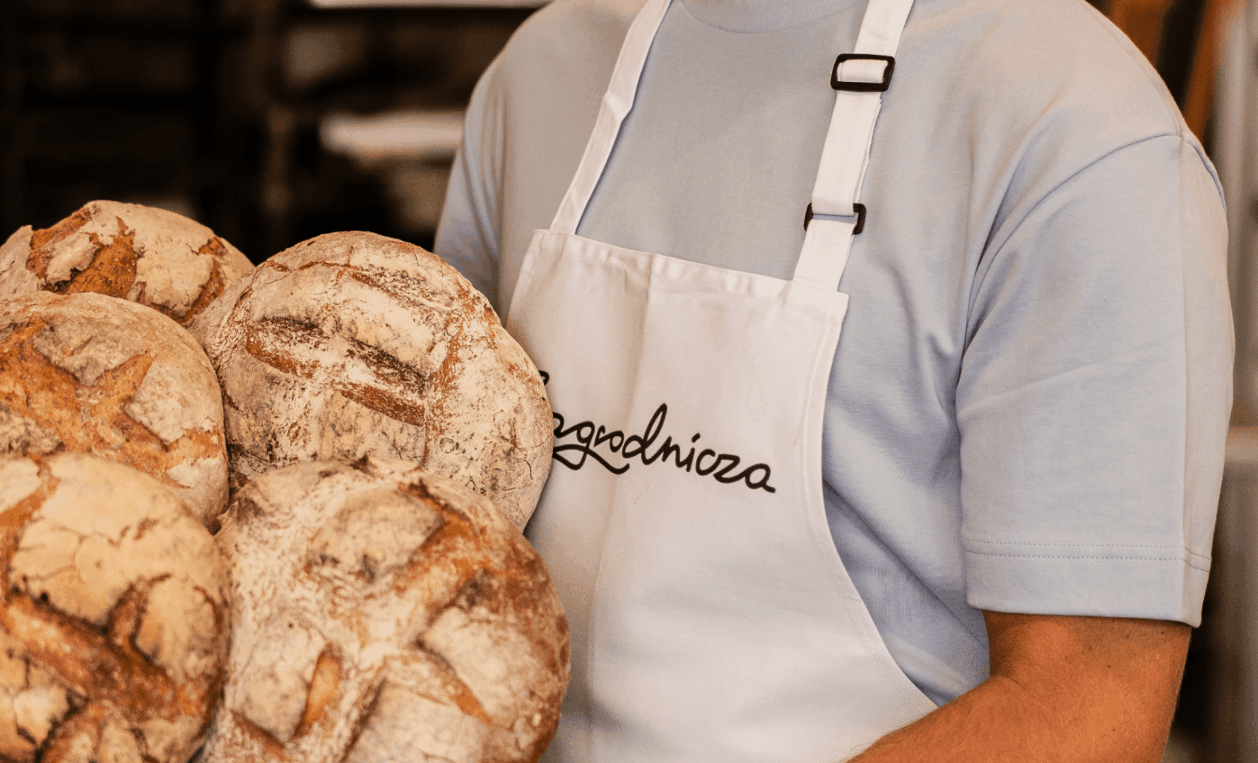 Zagrodnicza – fartuch z logo piekarni i bochenki chleba