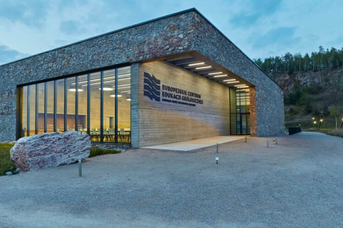 ECEG – logo Europejskiego Centrum Edukacji Geologicznej na elewacji siedziby