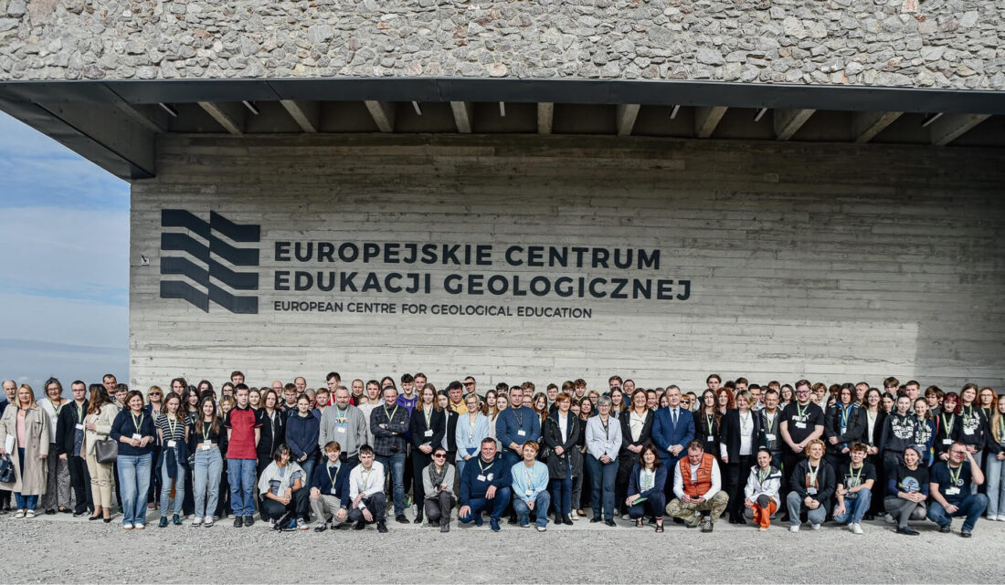 ECEG – logo i dwujęzyczny szyld na fasadzie Centrum, przed budynkiem grupa ludzi