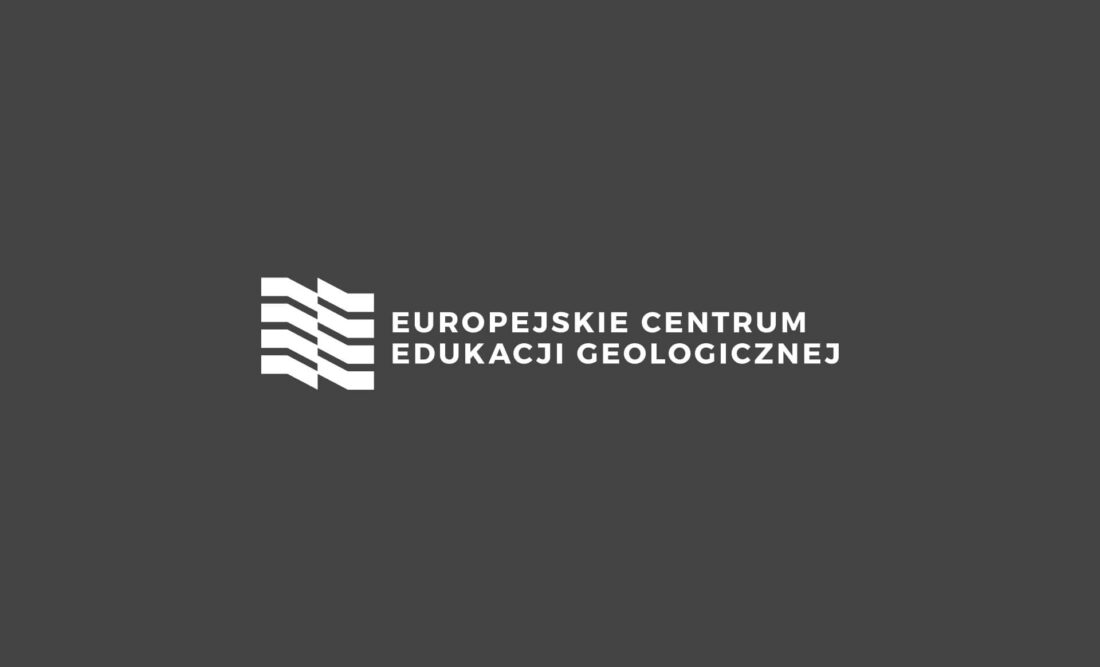 ECEG – białe logo Europejskiego Centrum Edukacji Geologicznej na ciemnym tle