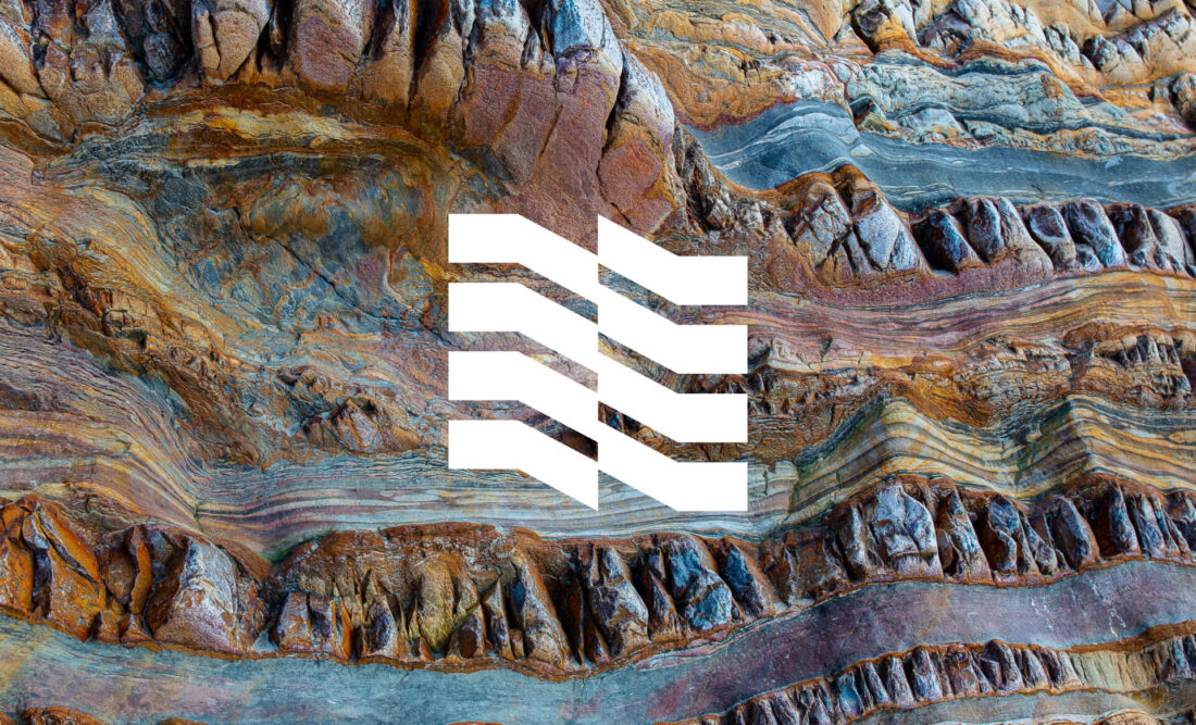 ECEG – sygnet logo inspirowany literami EE na tle warstw skalnych