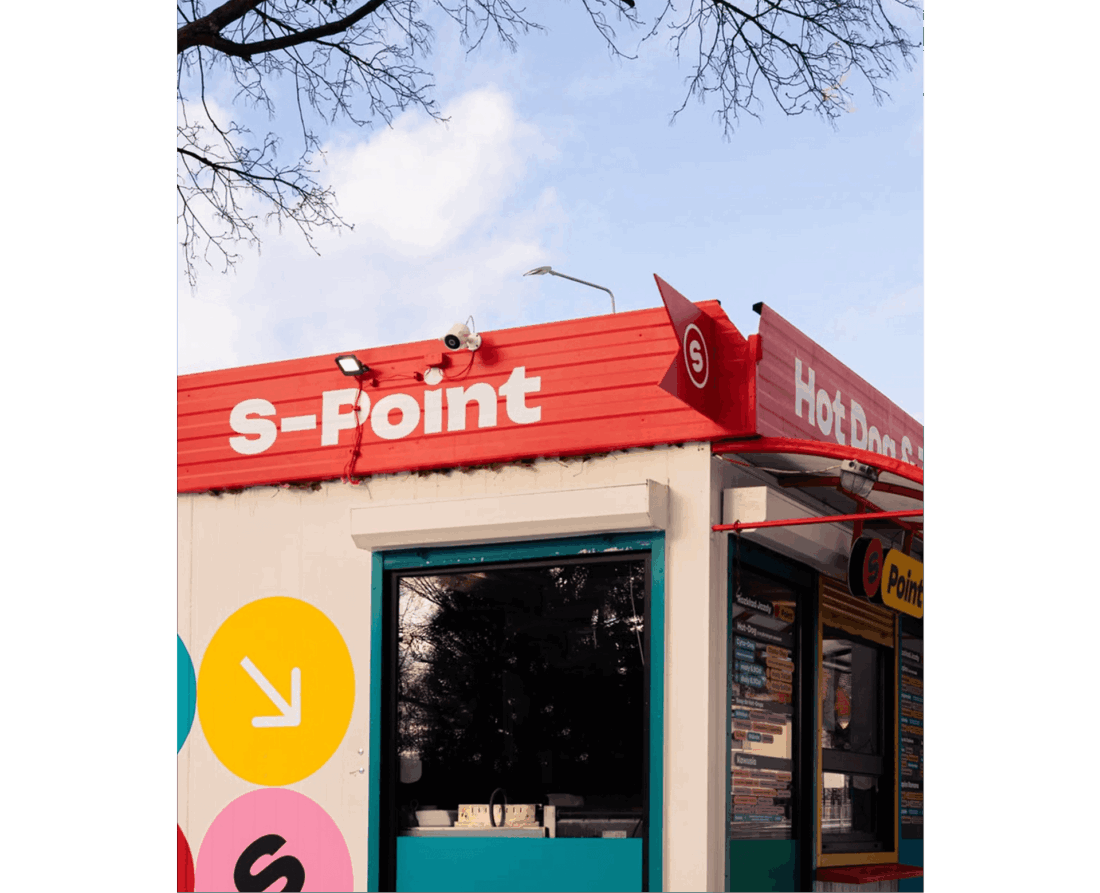 S-POINT – szyld i kolorowe oznakowanie kiosku gastronomicznego